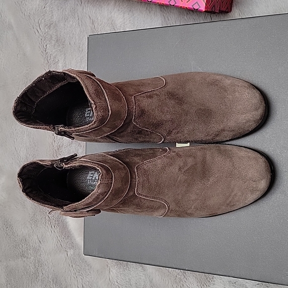 Italian Suede Confort Boots, size 38 - Picture 2 of 4